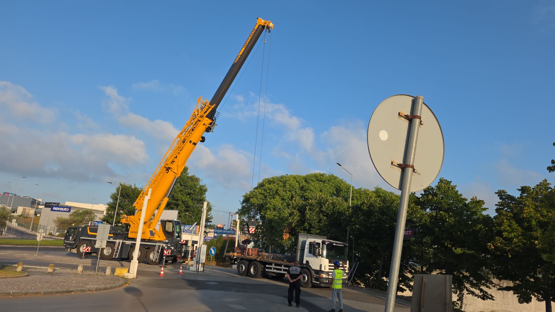 Movimentação de posto de transformação com grua
